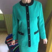 TAILLEUR VERT,belle coupe,longueur jupe 62 cms