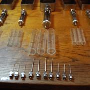 Lot de seringues en métal et verre