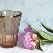 Petit vase corolle en verre moulé rosé années 40/50