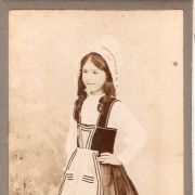 photo ancienne enfant en costume traditionnel vers 1900
