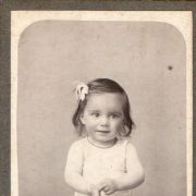 photo ancienne enfant avec nœud dans les cheveux vers 1900