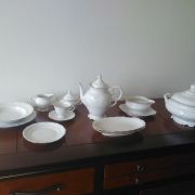 Service de table - Vessaille fine, blanche et liseret or 