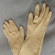 Gants crème  taille 7 en tissu cloqué (année 70)