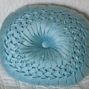 Coussin rond plissé fait main satin bleu clair
