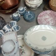 Lot de 50 pièces vaisselle anciennes, pot à lait, brot...