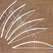 6 cintres en métal vintage