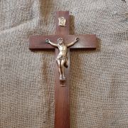 Crucifix mural bois et laiton