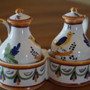 Très beau service à huile et vinaigre en faïence.