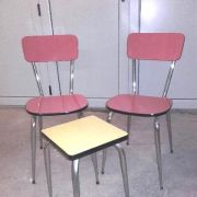 Formica 2 chaises rouge + 1 tabouret jaune