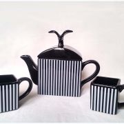 Service à café rayé style art déco avec oiseau