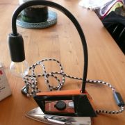 ancien fer à repasser transformé en lampe à poser