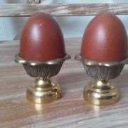 Paire coquetiers en laiton avec oeufs bois
