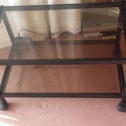 Meuble TV en verre sur roulettes