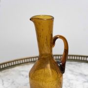 Petite carafe ancienne en verre soufflé ambré