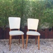 Paire de chaises scandinaves années 50 en skai