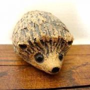 Petit hérisson en terre cuite