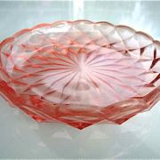 Assiette en verre rose 