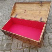 Coffre malle bombée vintage rénover tissus bois acier