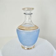 Carafe en verre sablé bleu et or