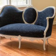 Petit canapé 2 places avec médaillon central