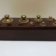 Lot de poids laiton sur support bois