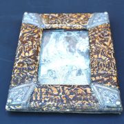 Cadre à poser en carton bouilli et métal argenté. 16 x 12 cm