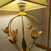 Lampe avec pied représentant des fleurs