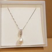 Pendentif perle de culture, chaine en argent