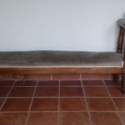 Banc ancien en bois et tissu
