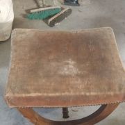 Tabouret bois et velours à restaurer