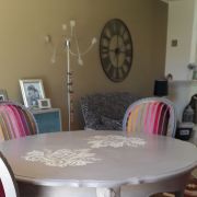 Table et chaises anciennes cérusées style louis XV  