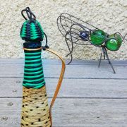 Petit flacon vintage tressé rotin et plastique 
