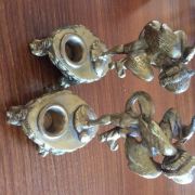 Paire d'angelots bougeoirs en métal doré.