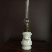 Petite lampe a pétrole en porcelaine 