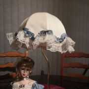 LAMPE DECORATIVE AVEC POUPEE EN PORCELAINE BLEUE