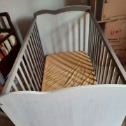 Lit bébé fille  à barreaux avec tiroir