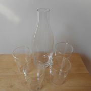 4 gobelets et carafe  (0,65l) en verre transparent