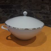 soupière  en porcelaine avec couvercle.