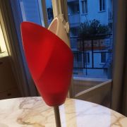 Lampe à poser en métal argenté et verre dépoli blanc et roug