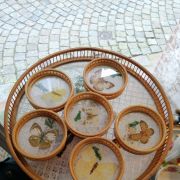 Plateau et 6 sous verres rotin  Papillons 70's