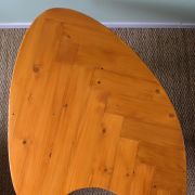 Table basse en bois avec motifs chevron