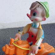 figurine sur tricycle