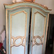 Armoire ancienne style italienne chapeau de gendarme