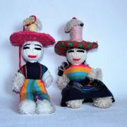 Lot de deux poupées traditionnelles mexicaines en laine. 