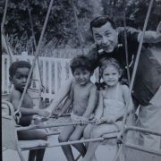 Photo de Jo Bouillon et 3 enfants de J. Baker