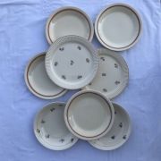 Série de 8 assiettes coordonnées en faience