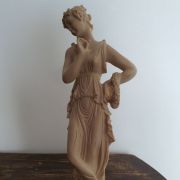 Sculpture femme grecque pensante numeroté et signé FG