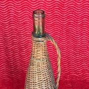Bouteille habillée d’osier tressé