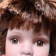 Poupée porcelaine gravée