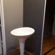 Tabouret blanc réglable en hauteur